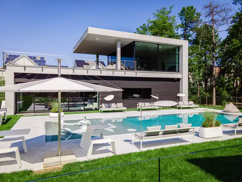 Modern house with a pool built along its terrace